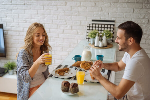 Couple-enjoying-breakfast-bar-from-newly-remodeled-kitchen-600x401